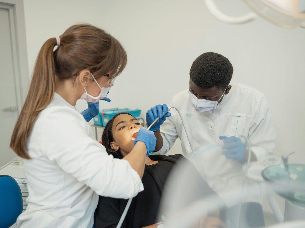 Descubra qual a diferença entre dentista e buco maxilo na saúde bucal 