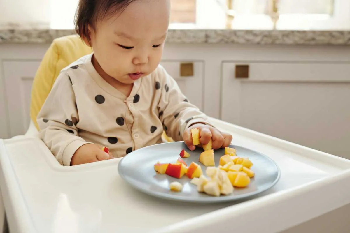 bebê comendo sozinho